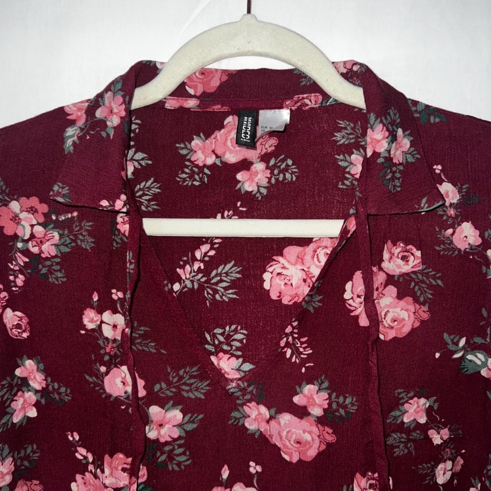 DIVIDED by H&M Floral Burgundy V-Neck Cropped Blouse, Size 6 - Picture 2 of 11